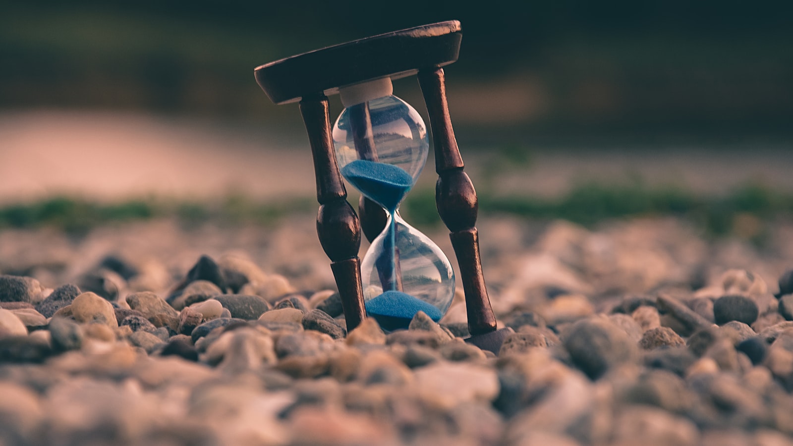 A vintage wall clock — short-term P2P loans of three months or less.