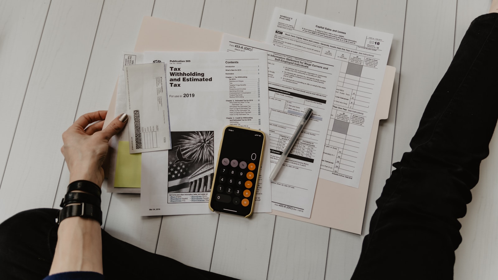Coins and a notebook on a wooden desk — an introduction to peer-to-peer lending.